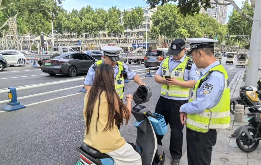 阜阳市城区多个路口启用抓拍二轮电动车等非机动车“未带头盔”,“闯红灯”设备
